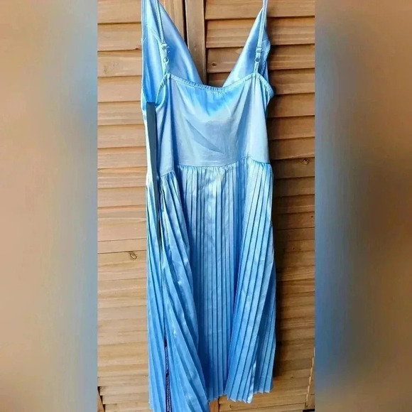 Pretty Little Thing dusty blue satin cowl neck midi dress - Picture 3 of 6